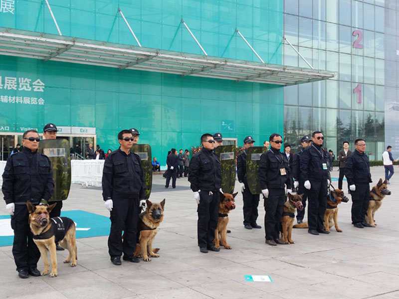 青岛国际家具博览会带犬执行搜爆任务