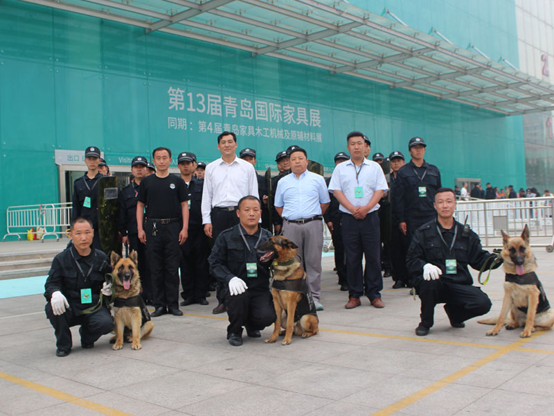 历届青岛国际家具博览会带犬执行搜爆任务